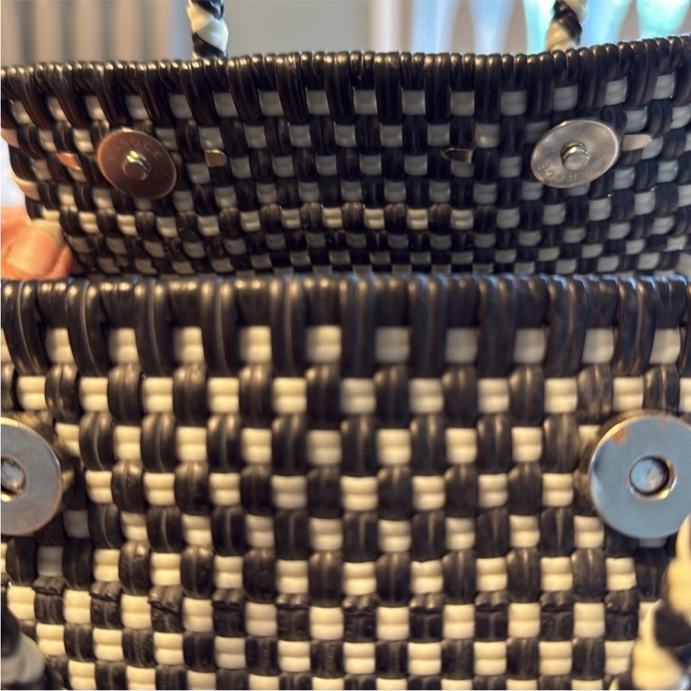 Stylish Black and White Woven Handbag - Picture 6 of 12